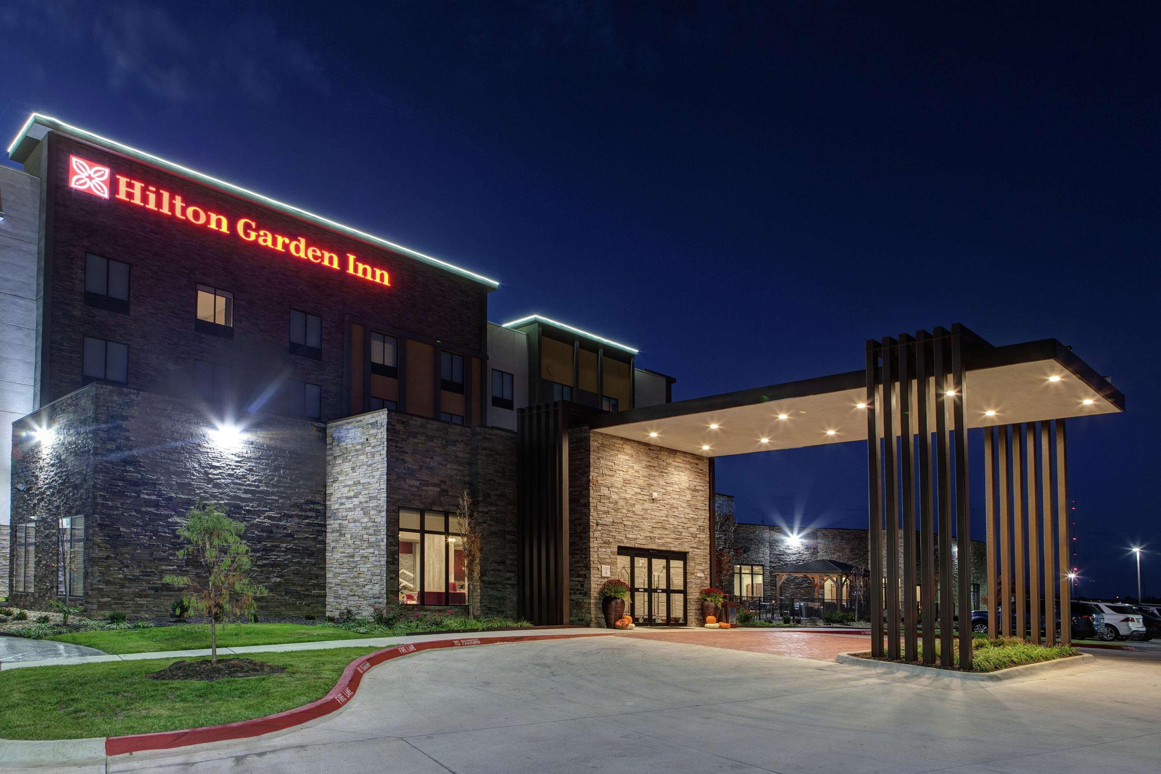 Hilton Garden Inn Topeka Exterior photo